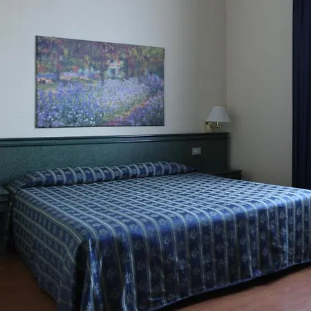 فندق Hotel Centrale 2*